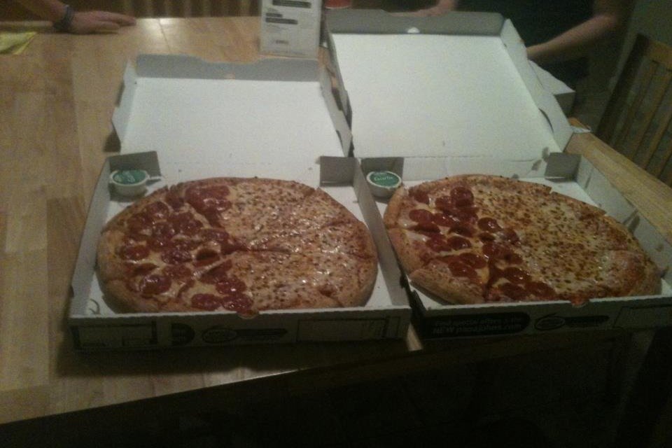 Stoner friends order a pizza..