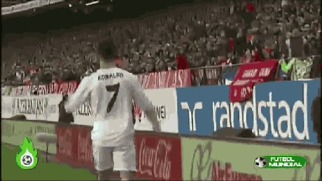 Ball boy deserves a raise...